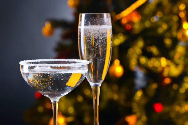 Zwei Gläser mit Champagner und Weihnachtsschmuck — Stockfoto