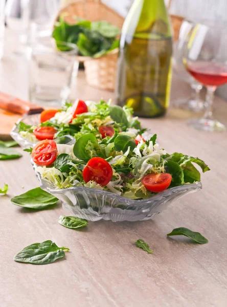 Ensalada con tomate, rúcula y espinacas —  Fotos de Stock