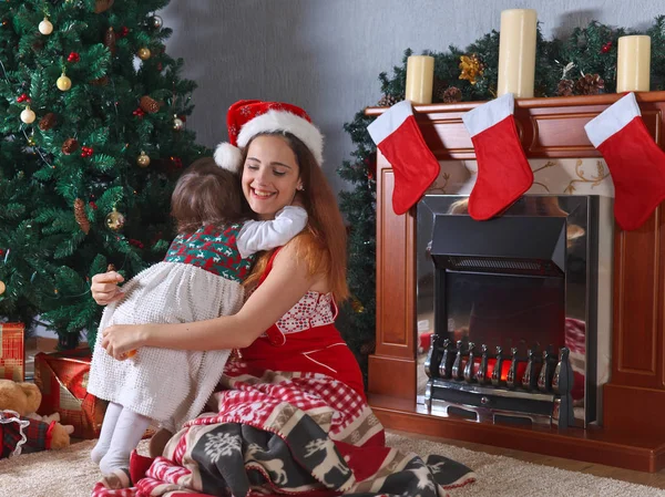 Маленькая девочка с мамой в комнате с рождественскими украшениями — стоковое фото