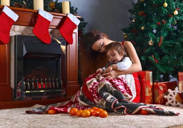 Meisje met moeder in de kamer met kerstversiering — Stockfoto