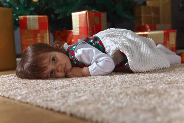 Noel süslemeleri ile odasında küçük kız — Stok fotoğraf