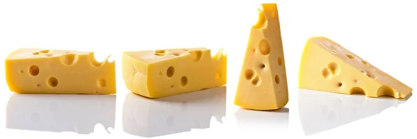 Beyaz bir arka planda doğal yansımaları ile izole peynir — Stok fotoğraf
