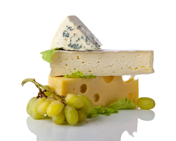 Kaas en druiven met salade geïsoleerd op een witte reflecterende ba — Stockfoto