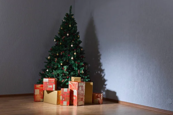 Renkli kutular hediye ile Noel ağacı — Stok fotoğraf