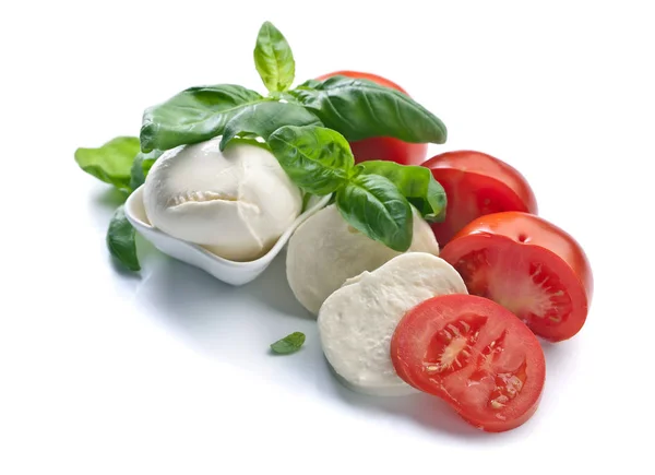 Mozzarella mit Tomate und Basilikum isoliert auf weiß — Stockfoto