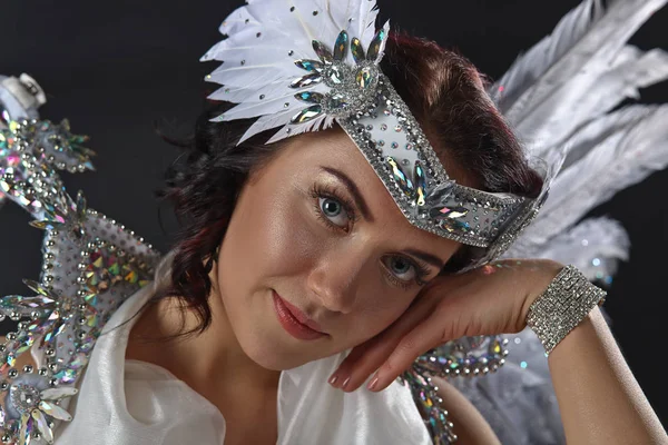 Молодая красивая женщина в костюме ангела, натуральные перья — стоковое фото