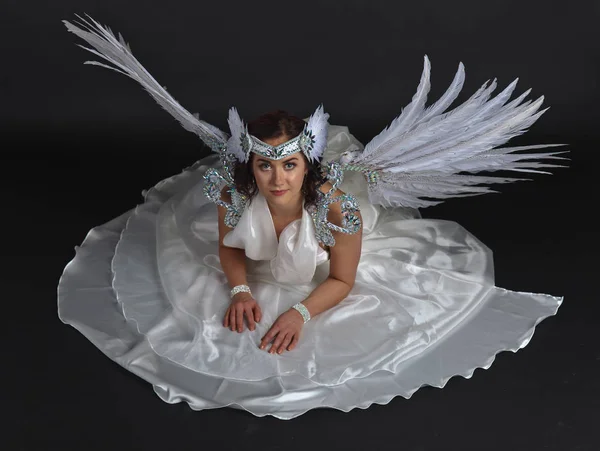 年轻漂亮的女人，在天使服装与翅膀，自然 feath — 图库照片