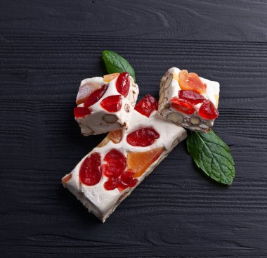  Tropikal meyve ve çilek siyah ahşap sekmesi ile yumuşak nuga