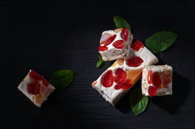  Tropikal meyve ve çilek siyah ahşap sekmesi ile yumuşak nuga