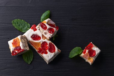  Tropikal meyve ve çilek siyah ahşap sekmesi ile yumuşak nuga