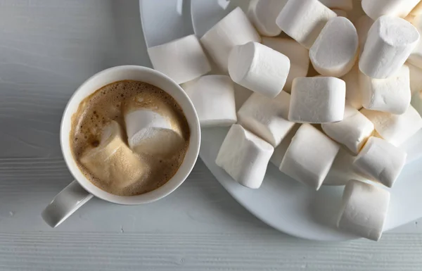 Marshmallows e uma xícara de chocolate quente — Fotografia de Stock