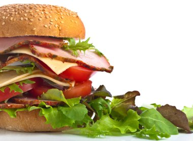 Beyaz arka plan üzerinde izole salata ile Burger