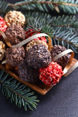 Ev yapımı şeker çikolata, fındık ve kurutulmuş çilek ile