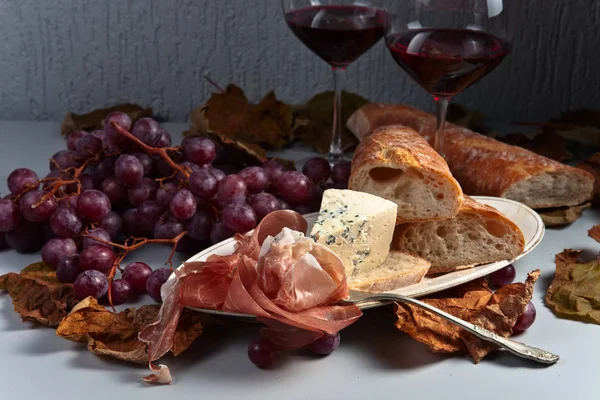 Jamon, keju, anggur dan anggur merah di meja dapur — Stok Foto