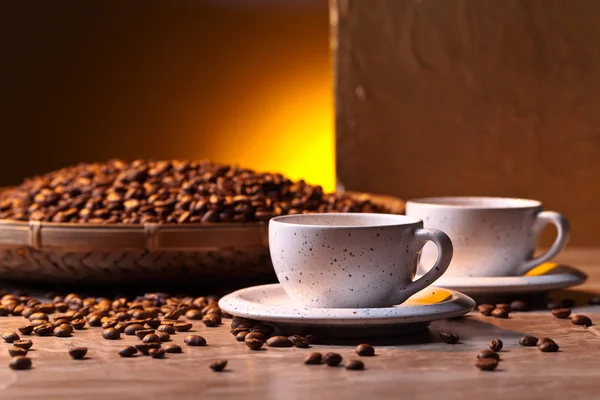 Xícaras de café preto e feijão — Fotografia de Stock