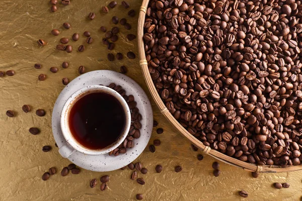 Tasse de café noir et grains torréfiés — Photo