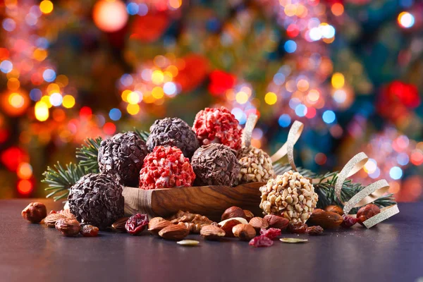 Bonbons maison au chocolat, noix et fraises séchées — Photo