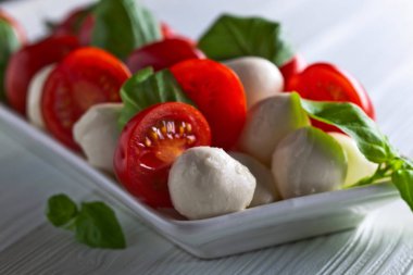  Domates ve fesleğenli mozzarella 