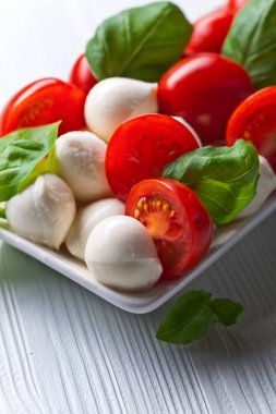  Domates ve fesleğenli mozzarella 
