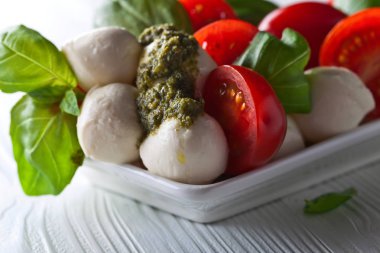  Mozzarella peyniri domates, fesleğen ve pesto sos ile 
