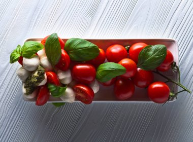  Mozzarella peyniri domates, fesleğen ve pesto sos ile 