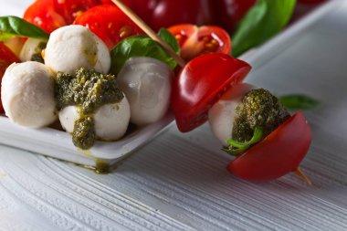  Mozzarella peyniri domates, fesleğen ve pesto sos ile 