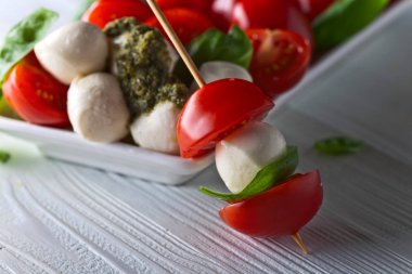  Mozzarella peyniri domates, fesleğen ve pesto sos ile 