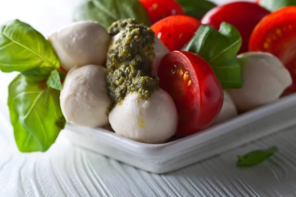  Mozzarella peyniri domates, fesleğen ve pesto sos ile 