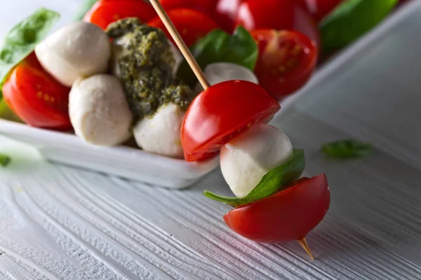 Mozzarella avec sauce tomate, basilic et pesto — Photo