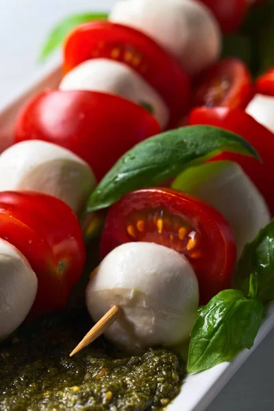 Mozzarella aux tomates, basilic et pesto — Photo