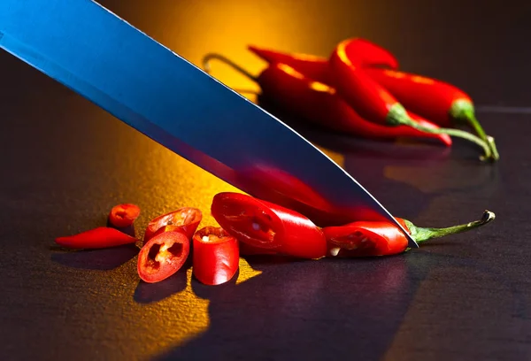刀和红辣椒 — 图库照片