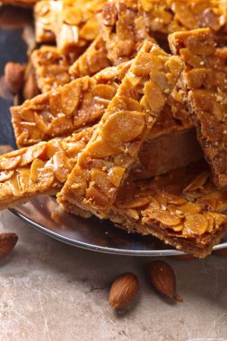 Bal ve badem ile çıtır kurabiye