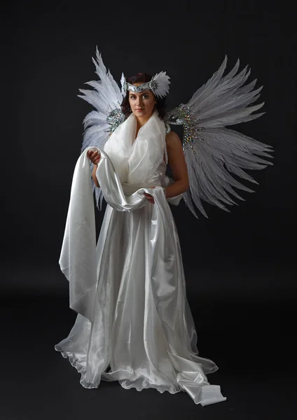 Młoda piękna kobieta w strój anioła ze skrzydłami, naturalne p. — Zdjęcie stockowe