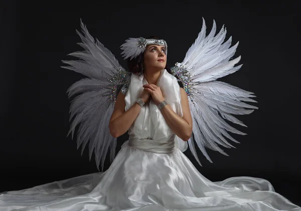 Jovem mulher bonita em traje de anjo com asas, feath natural — Fotografia de Stock