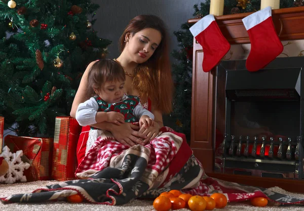 Menina com mãe no quarto com decorações de Natal — Fotografia de Stock