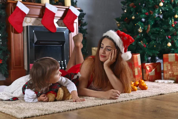 Menina com mãe no quarto com decorações de Natal — Fotografia de Stock
