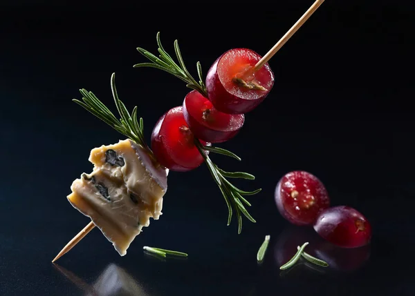 蓝纹奶酪用葡萄和迷迭香 — 图库照片