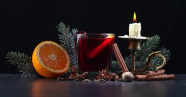 Baharat ve eski şamdan ile mulled şarap 
