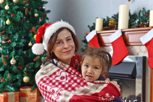 Бабушка и внучка в комнате с рождественским декором — стоковое фото
