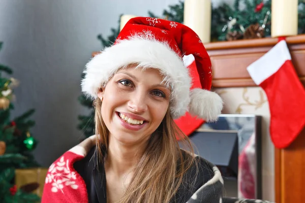 クリスマスの装飾が付いている部屋で若い幸せな女 — ストック写真