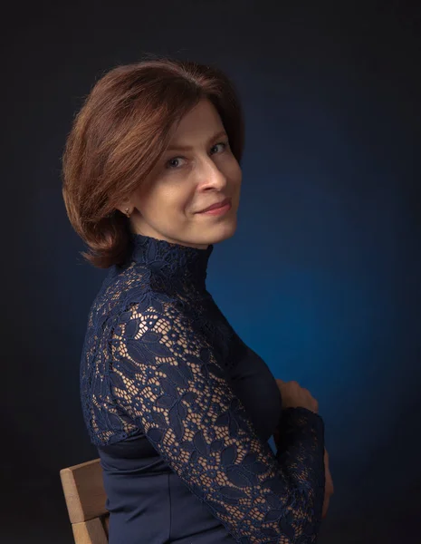 Mavi elbiseli bir orta yaş kadın portresi — Stok fotoğraf