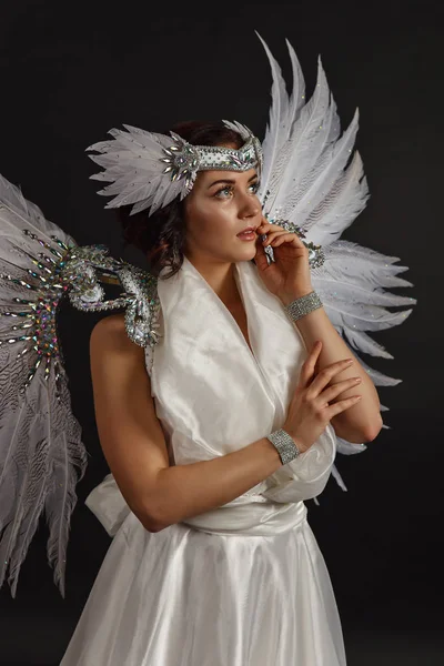 Beau jeune modèle portant une robe blanche avec des ailes d'ange dans — Photo