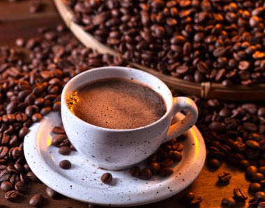 Fincan sade kahve ve kavrulmuş fasulye