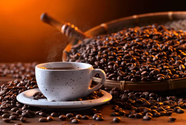 Xícara de café preto e feijão torrado — Fotografia de Stock