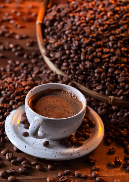 Filiżankę czarnej kawy i palonych ziaren — Zdjęcie stockowe