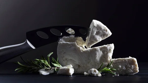 自家製チーズとローズマリー — ストック写真