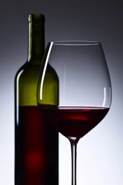bardak ve şişe kırmızı şarap ile