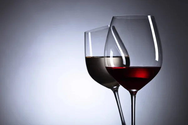 赤と白ワイン、空き容量はテキストのワイングラス — ストック写真
