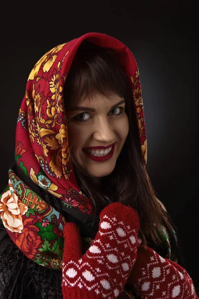 Jovem mulher bonita em um xale russo tradicional vermelho em blac — Fotografia de Stock