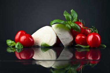 Mozzarella peyniri, domates ve fesleğen ile